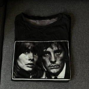 Limitato T-shirt - 2st limitato t-shirt säljes   Den svarta på bilden i storlek M Den mörkblåa i froté i storlek S  Den svarta 350kr Den blåa 400kr