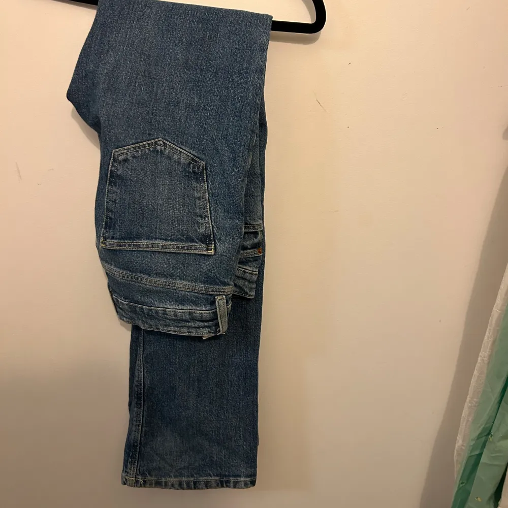 Säljer dessa jeans i storlek 34, knappt använda så är i fint skick. 💘. Jeans & Byxor.