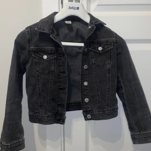Jeansjacka  - Säljer den här super fina jeansjackan för den är tyvärr för liten för mig.den är i jätte bra o fint skick har knappt använt den❤️köparen står för frakten kontakta mig innan köp❤️