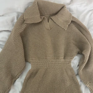 Stickad kortklänning  - Storlek S, oanvänd 