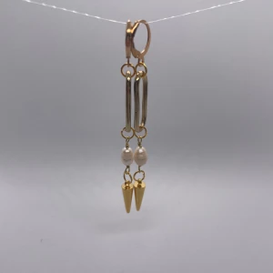 Pearly Inez Spike  - 39kr per par, finns endast ett par kvar i lager 😊 kolla gärna in min instragram ”ebnorth” där jag främst sköter försäljningen :) Massa mer smycken i samma stil hittar ni i min profil🤩