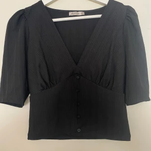 Topp - En svart gullig topp från stradivarius som inte kommer till användning. Har inga defekter och är som ny Köparen står för frakt