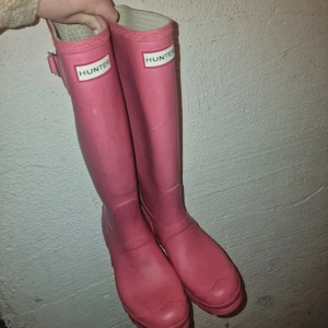 Gummistövlar  - Använda fåtal gånger därav inga defekter eller fel, lite smutsiga så behövs göra rent🫶🏼