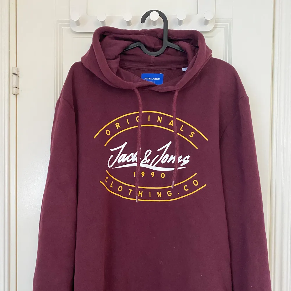 Fin hoodie från Jack&Jones, säljer då den har blivit för liten. Hoodies.