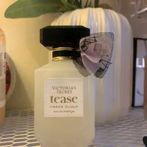 Säljer Victoria’s Secret parfym i doften tease crème cloud, eau de parfum 50 ml. Lite svårt att få det på bild men det är cirka 40% kvar i flaskan. Skicka ett meddelande så får jag ta en närmare bild på hur mycket det är kvar. 