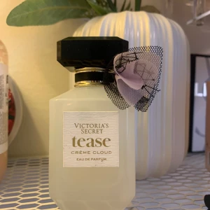 Victoria’s Secret Tease Crème Cloud Parfym - Säljer Victoria’s Secret parfym i doften tease crème cloud, eau de parfum 50 ml. Lite svårt att få det på bild men det är cirka 40% kvar i flaskan. Skicka ett meddelande så får jag ta en närmare bild på hur mycket det är kvar. 