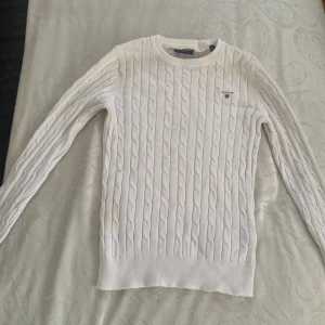 Äkta GANT tröja vit, storlek XS - Vit GANT tröja i storlek XS🤩 köpt från GANT för ca 4 år sen, använd 2 gånger. Fläckfri, hålfri och helt nytvättad. Skick: som ny💗 meddela om mer info eller bilder💗 köpt för 800kr säljer för 200. Pris kan diskuteras😙 köparen står för frakt:)