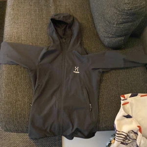 Haglöfs jacka  - Hej, säljer jackan för att den har blivit för liten inga hål eller något. Skriv gärna om ni har några frågor… kostar ny 1500kr