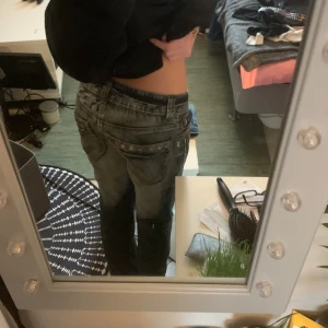 Skitcoola Lågmidjade jeans - Jättesnygga jeans som e bootcut/raka o i lite stretchigare material. Säljer för de inte kommit till användning o de är lite flr korta på nig som är 173 Mått: 38cm midja rakt över 79cm Innerbenslängd  Skriv om intresserad eller undrar nåt! 💕 