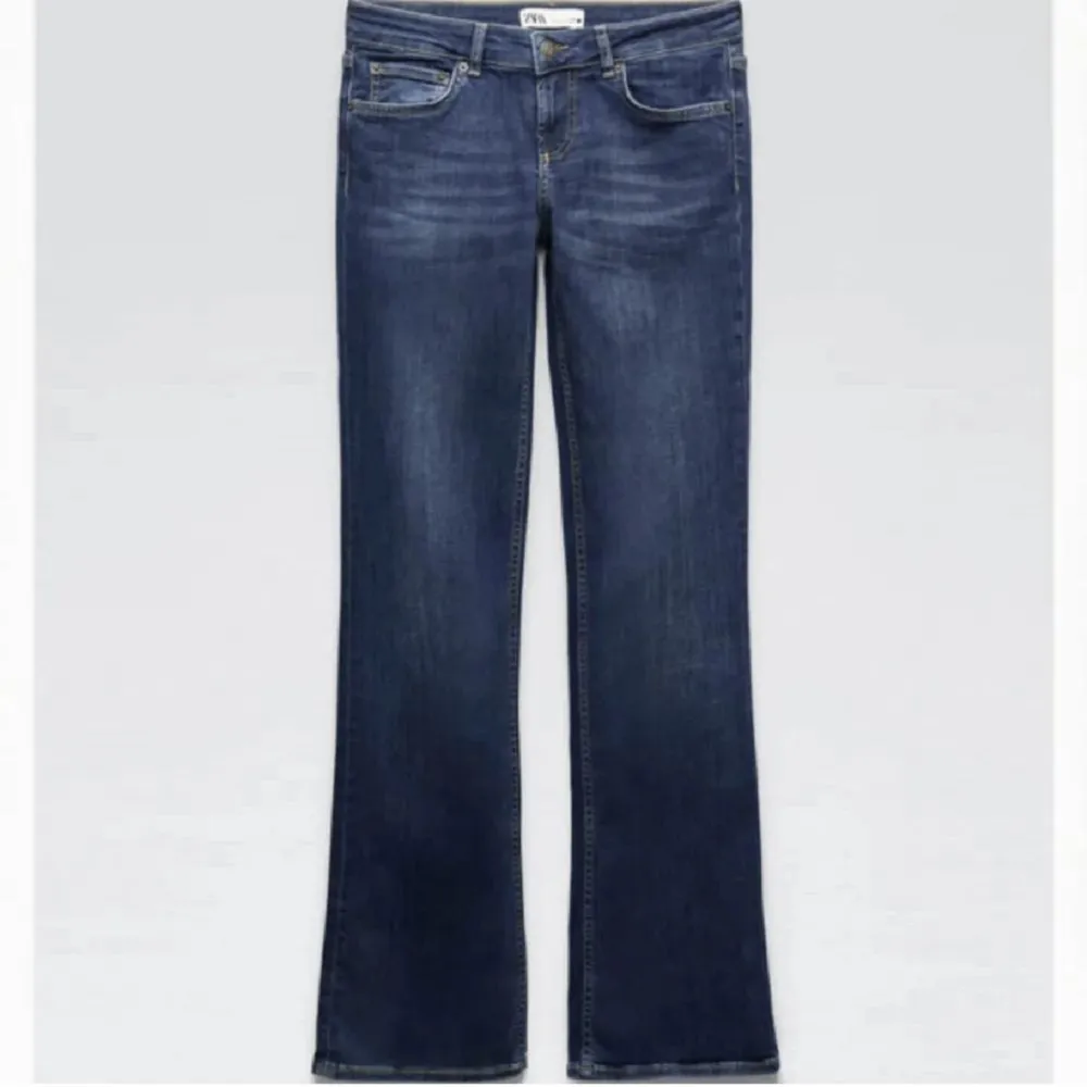 Säljer mina lågmidjade jeans från zara som inte längre säljs. Dom är i bra skick🥰. Jeans & Byxor.