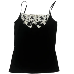 Svart spetslinne - Svart linne med vita spetsdetaljer🤍 Det står ingen storlek men jag skulle nog säga att den passar någon mellan XS-M.  Jag kan skicka mått💞