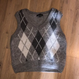 Stickad ullväst - Ursprungligen köpt i London på Primark, ca 300kr i nypris. I stort sett aldrig använd, storlek L. Tvättas innan leverans. Pris kan diskuteras. 