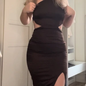 Klänning  - Super snygg brun klänning. Som passar perfekt nu till sommaren. 