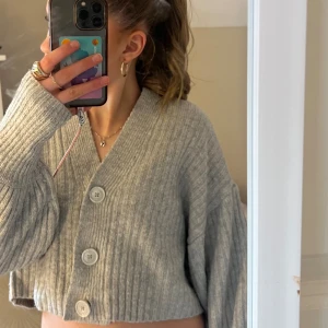 Grå kofta - Säljer nu denna grå kofta från Gina Tricot, den är använd några gånger och skriv för fler bilder och om du har några frågor. 