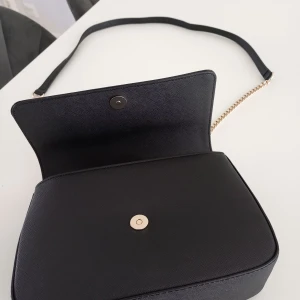 Axelväska  - Ny DKNY axelväska  Den är använd bara 3 gånger.  Den är köpt i USA, tyvärr saknas det kvittot 