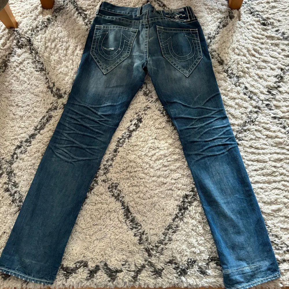 Feta straight fit trueys med sköna detaljer. 31 i midjan men sitter mer som 32/33. 34 i längd vilket gör det perfekt för att stacka vid botten💸 Kom PM för fler bilder eller frågor 🤝🏻💯. Jeans & Byxor.