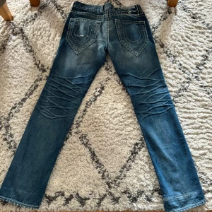 TRUE RELIGION JEANS - Feta straight fit trueys med sköna detaljer. 31 i midjan men sitter mer som 32/33. 34 i längd vilket gör det perfekt för att stacka vid botten💸 Kom PM för fler bilder eller frågor 🤝🏻💯