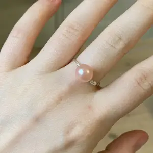 Handgjord ring med fin rosa pärla i elegant stil 🦢🩰💄 •Gjord med silvrig ståltråd.  •Storlek 7,5 (ca 17mm).  •Frakt ingår i priset! Perfekt för dig som vill lägga till en fin liten touch på en outfit eller i present! 🌟