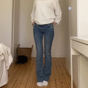 Zara jeans  - Fina blåa jeans ifrån Zara, knappast använda. Storlek 34, skriv ifall du undrar nått🫶🫶