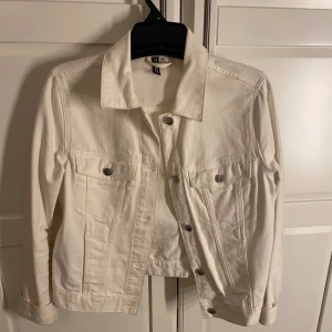 Vit jeansjacka - Snygg knappt använd vit jeans jacka från hm i toppenskick