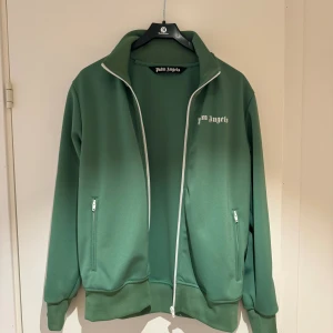 Palm angels track Top grön  - Ny skick, använd 2/3 gånger.  Storlek L Finns QR kod i tröjan som går att skanna för att vissa att den är äkta.   