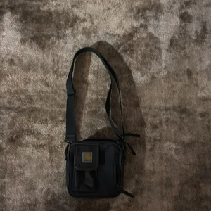 Carhartt-beckna väska 💼  - Min gammla beckna väska den e från ett märke ba min pappa vet namnet på nästan men det e precis som en vanlig mini väska för mesta dels killar. Har åxo 2-3 stora fack på sog!!👏😗