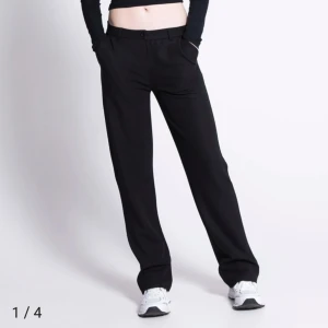 Lågmidjade kostymbyxor - Säljer mina kostymbyxor från lager 157. Har 2 par, säljer båda.💕