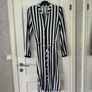 Randig miniklänning  - Jättefin randig midiklänning i storlek 38 från Vila. Köparen står för frakten 