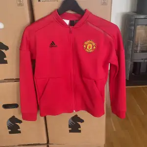 En sjukt fin Manchester United tröja. Köpt i Manchester. 10/10 skick. Storlek 9–10 år. Hör av er vid funderingar?