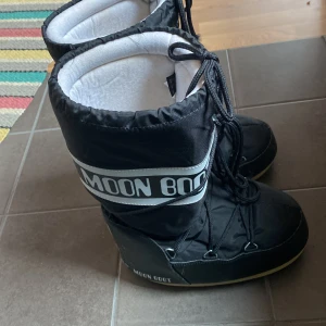 Moon boots - Bra i skick som man ser under. Säljer för att de inte kommer till användning. Jag har storlek 37 och de passar mig bra. Men tror de ör storlek 38/39