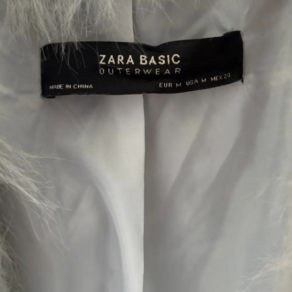 Superfin pälsjacka från Zara i storlek M, liten i storleken passar som S även Xs. Köparen står för frakten💕. Jackor.