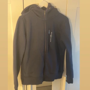 Sail racing kofta - Använd 8 gånger Max och säljer pga att jag inte använder längre. Är i storlek XL men är liten i storleken så skulle säga att den sitter som en M/L