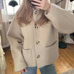 Beige kappa  - Jättefin jacka/kort kappa från monki som sitter så snyggt! Storlek xs, men lite oversized på mig som vanligtvis har S🤍 Köpt för 600kr