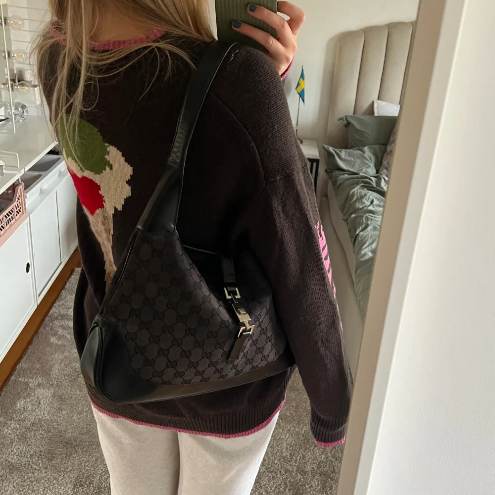 Chloe schuterman tröja i kashmir och ull, väldigt skön och oversized passform. Den är i fint skick men något nopprig, enkelt att få bort med noppringsmaskin. Den är helt slutsåld, nypris: 5000 kr💞💞. Stickat.