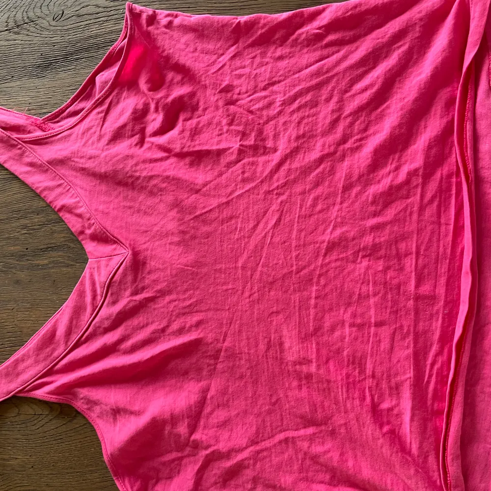 Ett fint rosa linne med v ringning och lite detaljer, ordinarie från twilfit och är i medium men skulle säga att den passar large också.💗. Toppar.