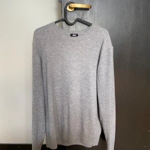 Grå cashmere Uniqlo - Använd ett fåtal gånger, så gott som ny.  100% cashmere, nypris 2000kr.  Storlek M, sitter som M Finns i Sollentuna.