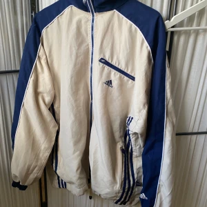 Vintage adidas jacka  - Svin cool vintage adidas jacka perfekt nu till våren. Använd men i fint skick😊 Skulle säga att den passar både S, M och L beroende på hur baggy man vill att den sitter. 