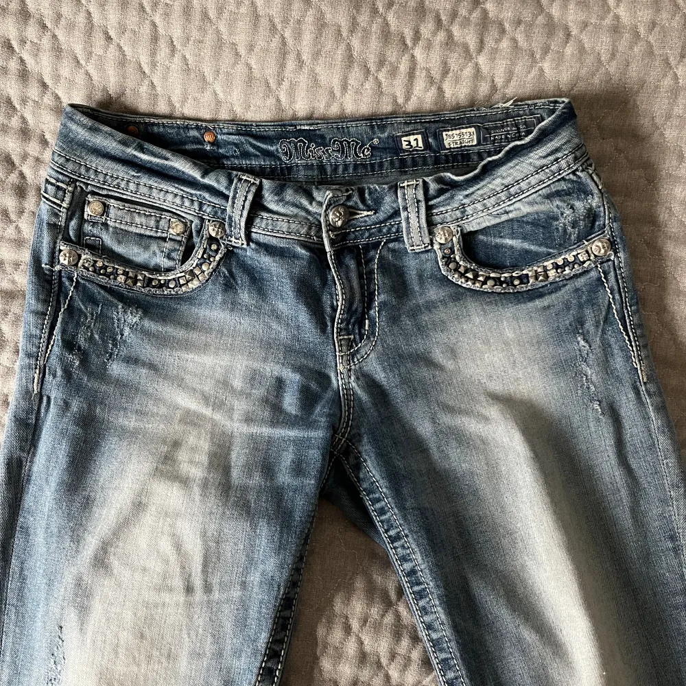 Säljer mina miss me jeans då jag knappt använder de, inte riktigt min stil🌸 midjemåttet är 80cm runt om och 40 cm rakt över, innerbenslängden är 82 cm om jag inte mätt fel🌸😚. Jeans & Byxor.