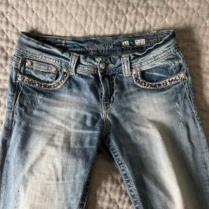 Säljer mina miss me jeans då jag knappt använder de, inte riktigt min stil🌸 midjemåttet är 80cm runt om och 40 cm rakt över, innerbenslängden är 82 cm om jag inte mätt fel🌸😚