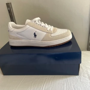 Ralph lauren - Säljer ett par stilrena Ralph lauren skor. Skick 10/10 helt nya. Nypris 1595 kr Kontakta vid frågor