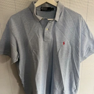 Polo Ralph Lauren piké  - Säljer denna feta polo piké dom kommer att vara grym inför sommaren! Skicket ör 8/10, kontakta gärna mig om ni har några funderingar eller vill ha fler bilder🤩