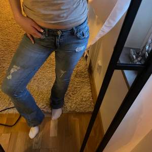 Jätte snygga och unika Lågmidjade bootcut jeans ifrån diesel!! Storlek 26/32 Skriv göra privat för fler bilder eller funderingar .