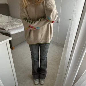 Bootcut Jeans - De perfekta bootcut jeansen, så snygga och unika!! Storleken står som w38 L84, jag på bilden bär 36. 82cm i innersöm och 38cm midja