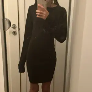 Stickad medellång klänning i svart, använd ett par fåtalgånger, säljer pågrund av att jag inte har någon användning av den längre💖