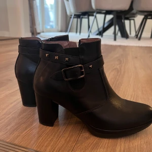 Klackar  - Stängda svarta klackar i storlek 36 från italienskt märke.