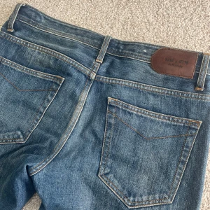 No nationality jeans - Ska sälja dessa No nationality jeans i nyskick då de inte kommit till användning. De är slim modell och en snygg blå, blekt färg. Nypris 1399