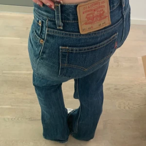 Levis jeans - Säljer dessa sjukt snygga jeans från Levis som tyvärr är för stora. Storlek 38/32, lite slitage längst ner på benen. Hör av er för frågor eller fler bilder🥰