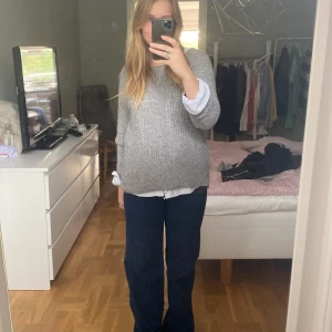 Stickad tröja - Stickad tröja som passar perfekt som en pull over eller med en snygg bh under. Storlek S