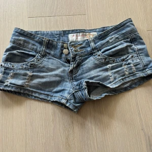 Väldigt lågmidjade jeansshorts  - Säljer dessa snygga vintage jeansshorts som är väldigt lågmidjade men är i ett stretchigt material  De är i st xs