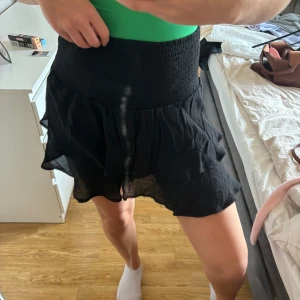 Kort volang kjol från Shein.  - Jätte fin volang kjol från Shein i storlek S!  Använt ett fåtal gånger. ❣️